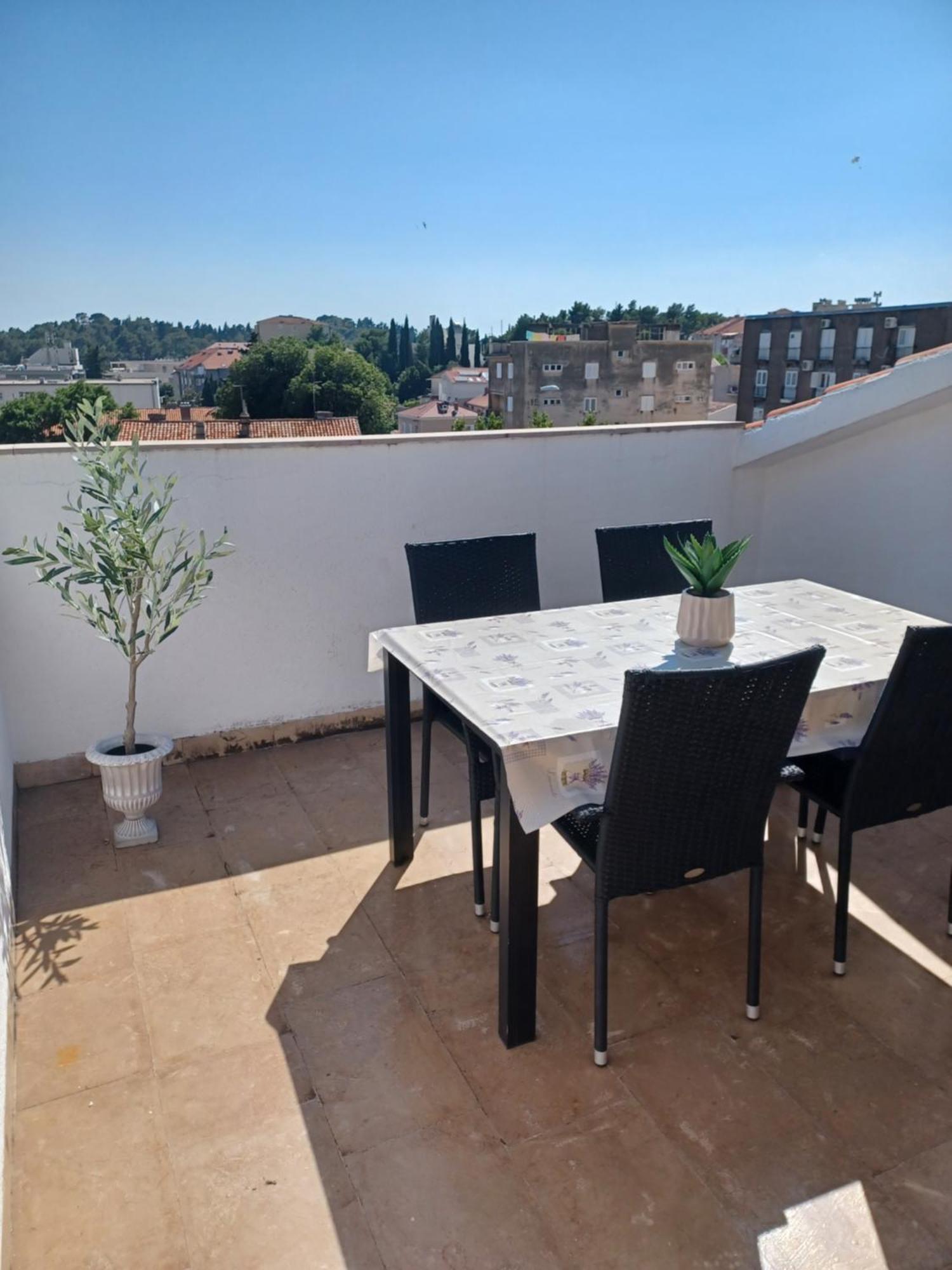 Apartments Emilija Makarska Room photo