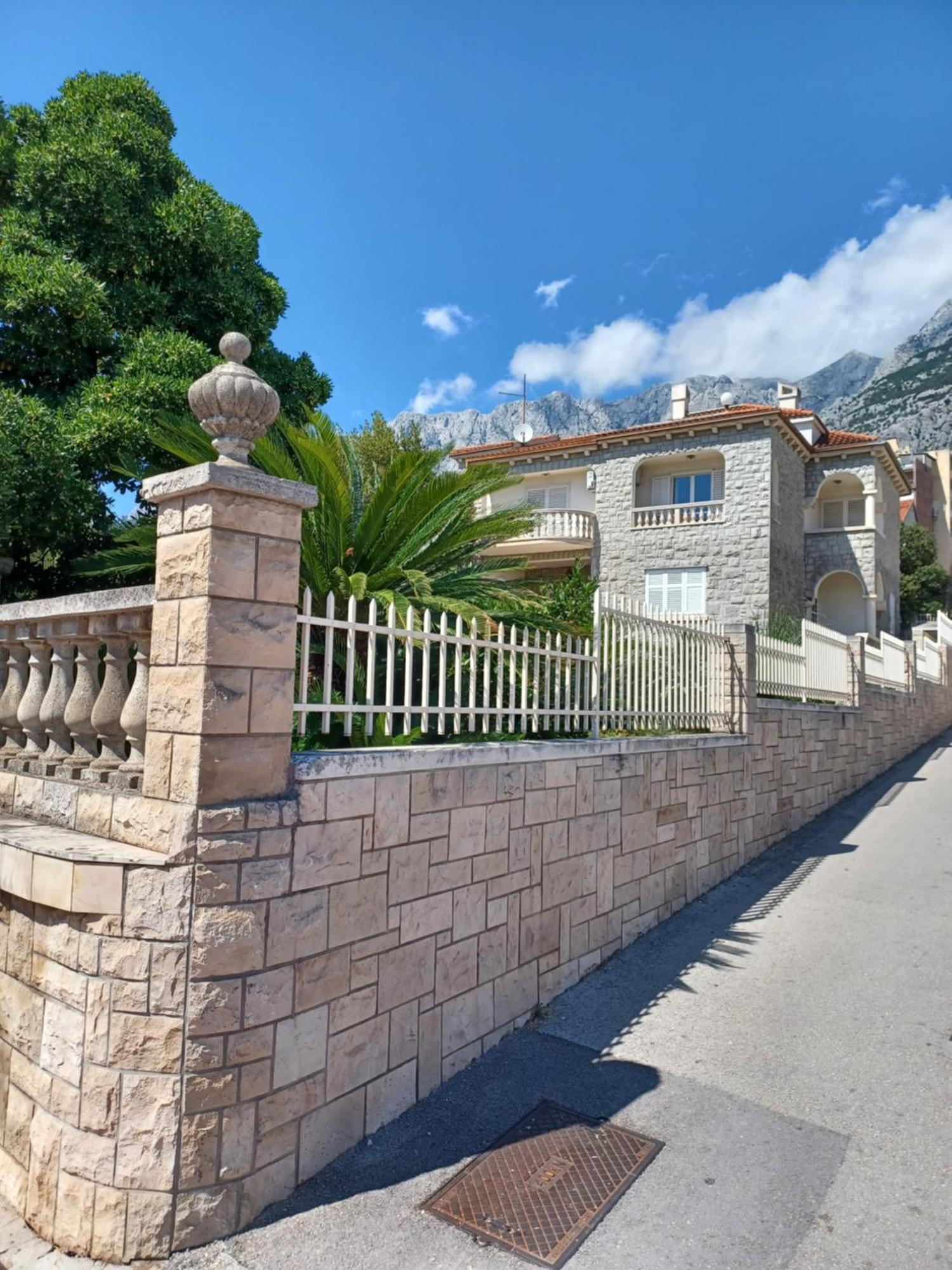 Apartments Emilija Makarska Room photo